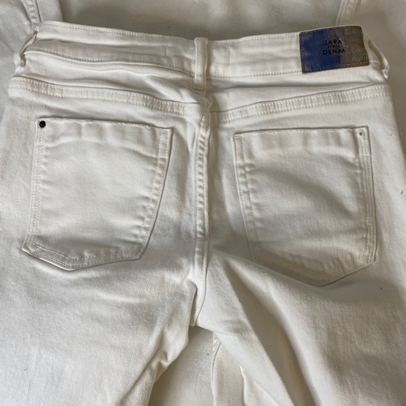 ZARA | Mid-rise Jeans with Asymmetric Hem - Picture 6 of 6